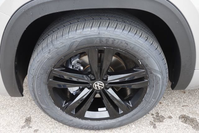 Used 2023 Volkswagen Atlas Cross Sport SEL R-Line AWD/4WD image 11