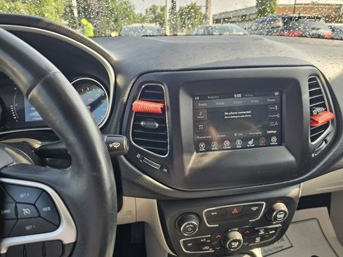 Used 2019 Jeep Compass Latitude w/ Cold Weather Group FWD image 25