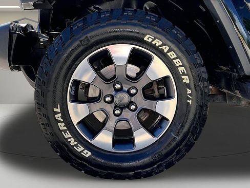 Used 2018 Jeep Wrangler Unlimited Sahara AWD/4WD image 35