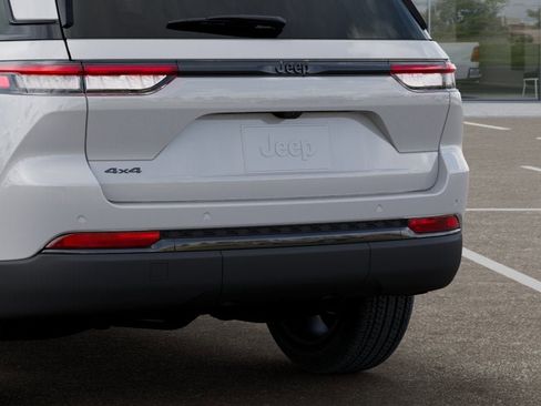New 2025 Jeep Grand Cherokee Altitude AWD/4WD image 29