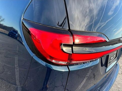 Used 2025 Chrysler Pacifica Select image 23