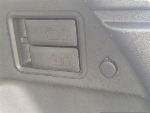 Used 2023 Chevrolet Equinox Premier image 13