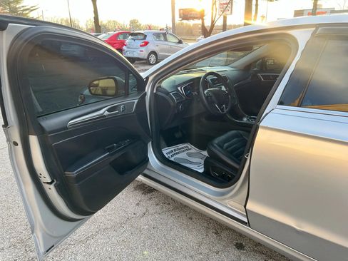 Used 2017 Ford Fusion SE w/ Fusion SE Technology Package image 9