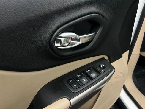 Used 2019 Jeep Cherokee Latitude w/ Popular Appearance Group image 12