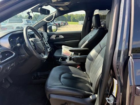 Used 2020 Chrysler Pacifica Touring-L w/ S Appearance Package FWD image 3
