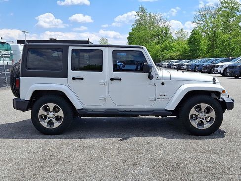 Used 2017 Jeep Wrangler Unlimited Sahara w/ Dual Top Group AWD/4WD image 4