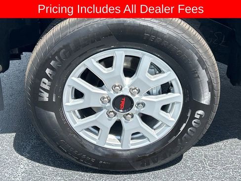 Used 2025 Toyota Tacoma SR5 AWD/4WD image 22