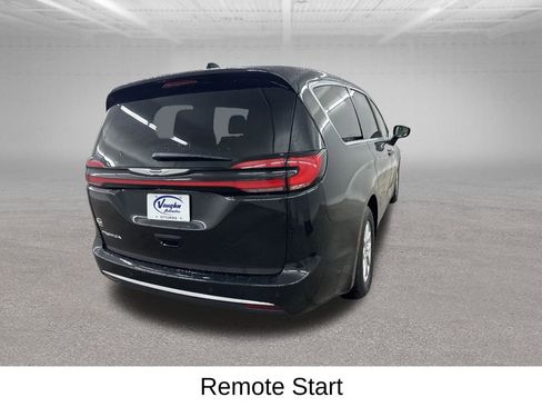 Used 2025 Chrysler Pacifica Select FWD image 13