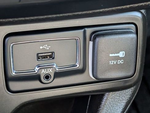 Used 2023 Jeep Renegade Limited image 36