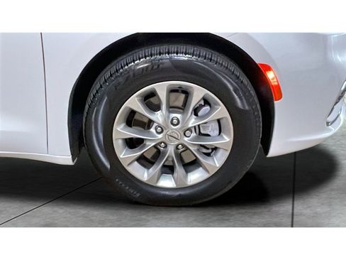 Used 2024 Chrysler Pacifica Touring-L image 19