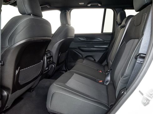 Used 2024 Jeep Grand Cherokee Laredo AWD/4WD image 22