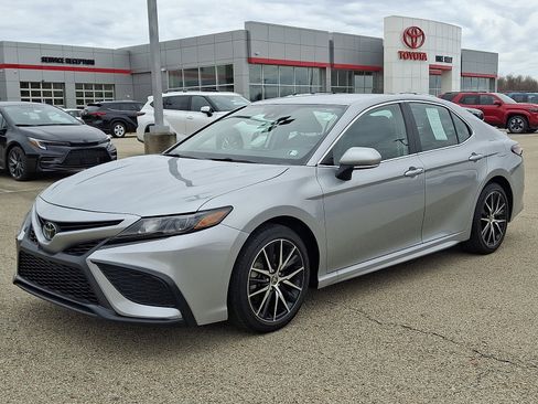 Certified 2024 Toyota Camry SE FWD image 3