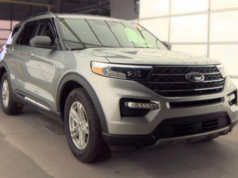 Used 2024 Ford Explorer XLT w/ Equipment Group 202A AWD/4WD image 8