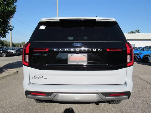 Used 2025 Ford Expedition Platinum AWD/4WD image 5