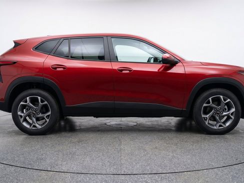 Used 2025 Chevrolet Trax LT w/ LT Convenience Package FWD image 11