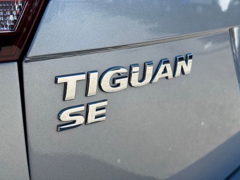 Used 2021 Volkswagen Tiguan SE image 12