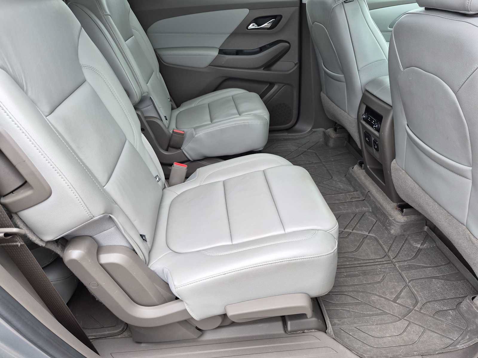 Used 2018 Chevrolet Traverse LT w/ LPO, Floor Liner Package FWD image 20