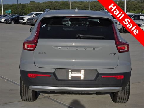 Used 2024 Volvo XC40 B5 Core image 7
