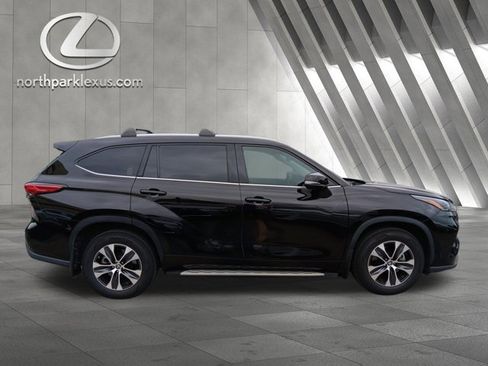 Used 2022 Toyota Highlander XLE image 4