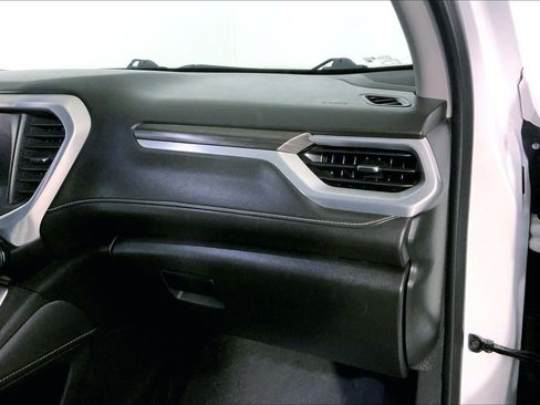 Used 2023 GMC Acadia SLT image 16