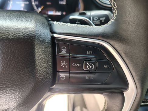 Certified 2024 Jeep Grand Cherokee Altitude image 30