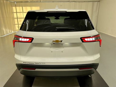 New 2026 Chevrolet Equinox LT w/ Convenience Package II image 8