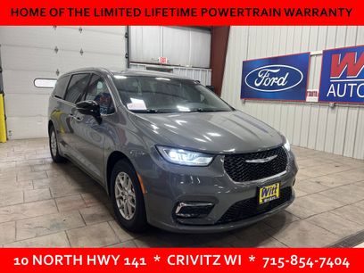 Used 2025 Chrysler Pacifica Select