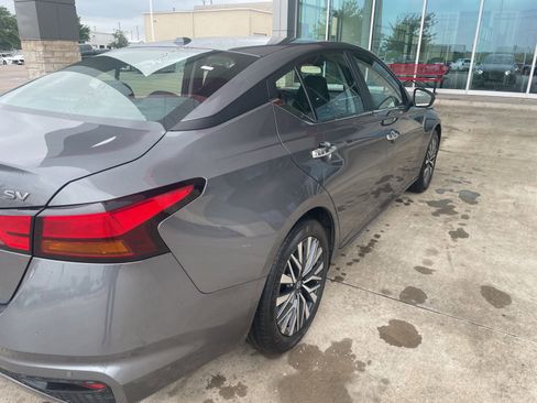Used 2024 Nissan Altima 2.5 SV image 9