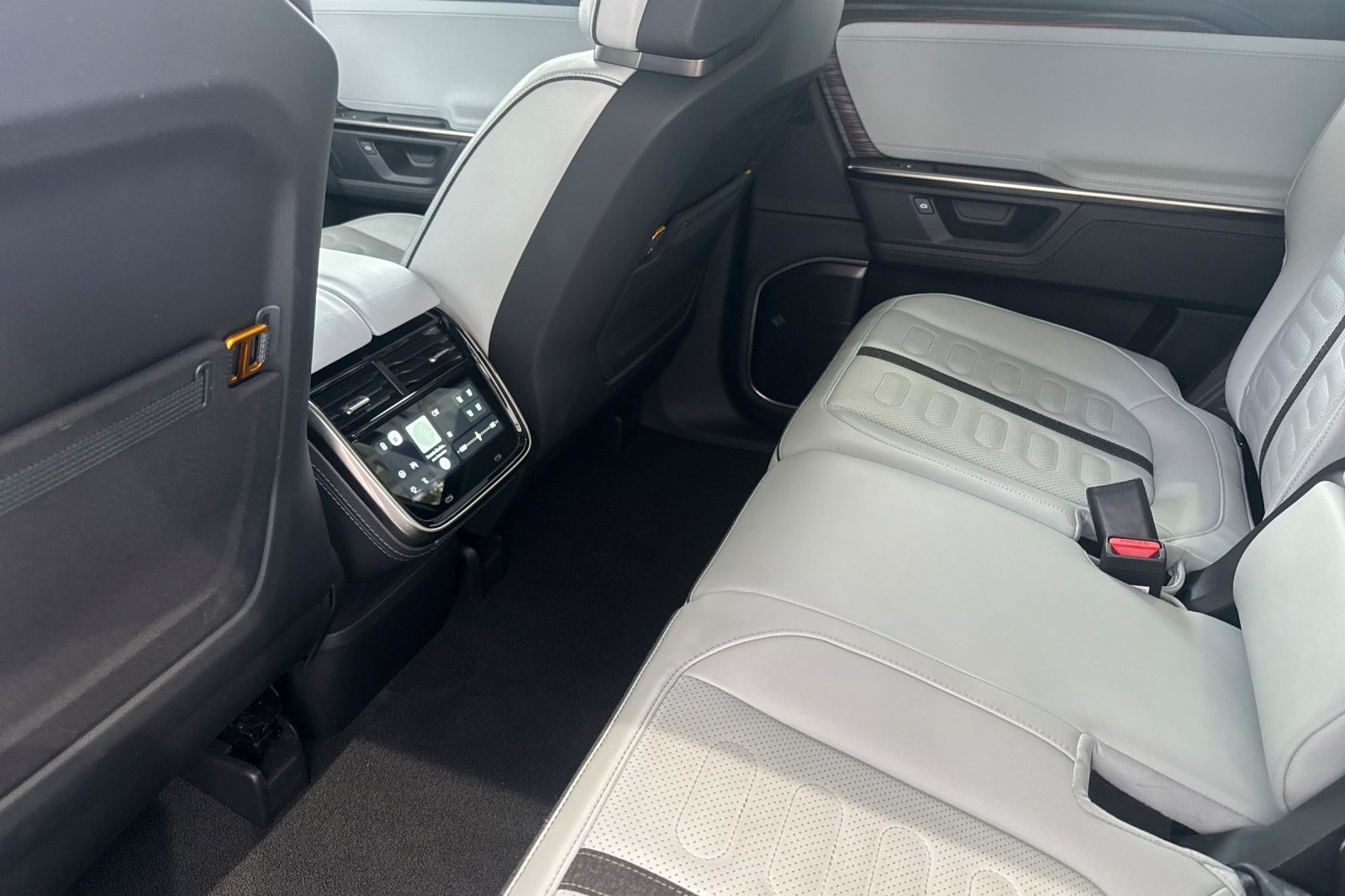 Used 2025 Rivian R1S Adventure Dual AWD/4WD image 15