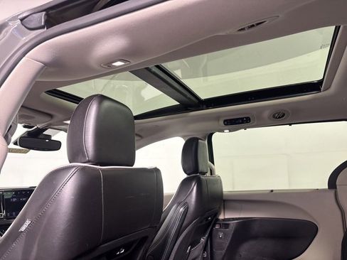 Certified 2022 Chrysler Pacifica Limited image 15