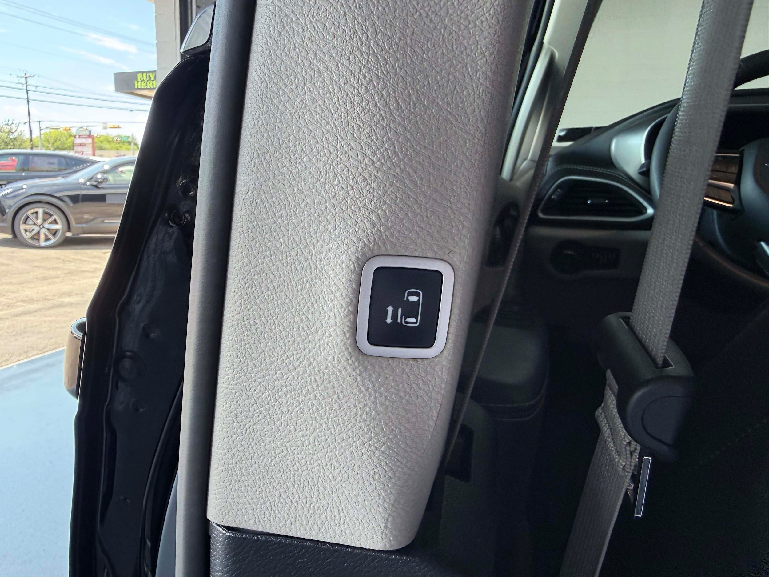 Used 2024 Chrysler Pacifica Limited FWD image 16