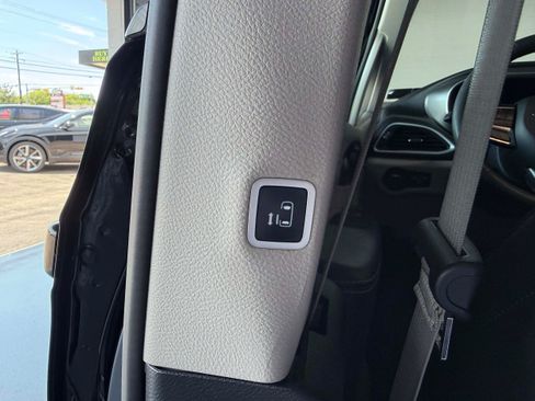 Used 2024 Chrysler Pacifica Limited FWD image 16