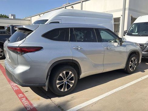 Used 2021 Toyota Highlander XLE AWD/4WD image 3