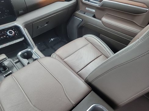 Used 2025 GMC Sierra 1500 Denali w/ Denali Reserve Package AWD/4WD image 18