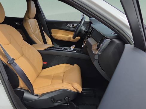 Used 2022 Volvo XC60 B5 Inscription w/ Advanced Package image 18