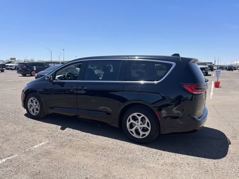 Used 2024 Chrysler Pacifica Limited FWD image 3