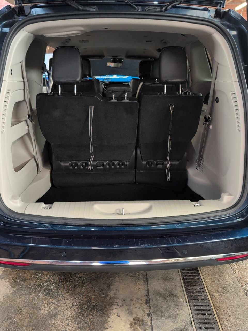 Used 2023 Chrysler Pacifica Touring-L FWD image 10