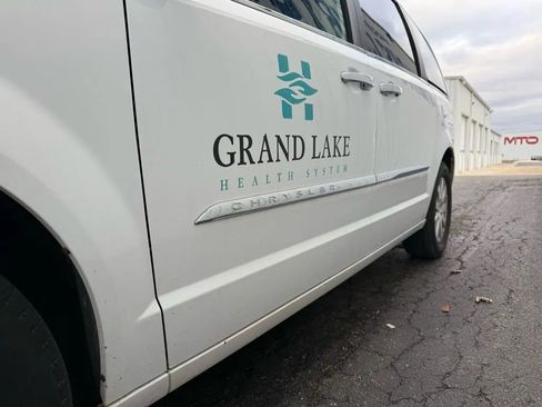 Used 2014 Chrysler Town & Country Touring w/ Driver Convenience Group image 5