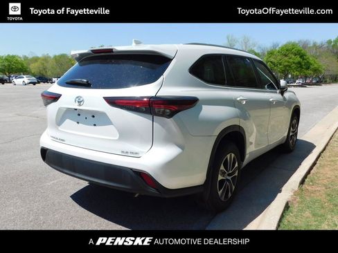Used 2024 Toyota Highlander XLE image 4