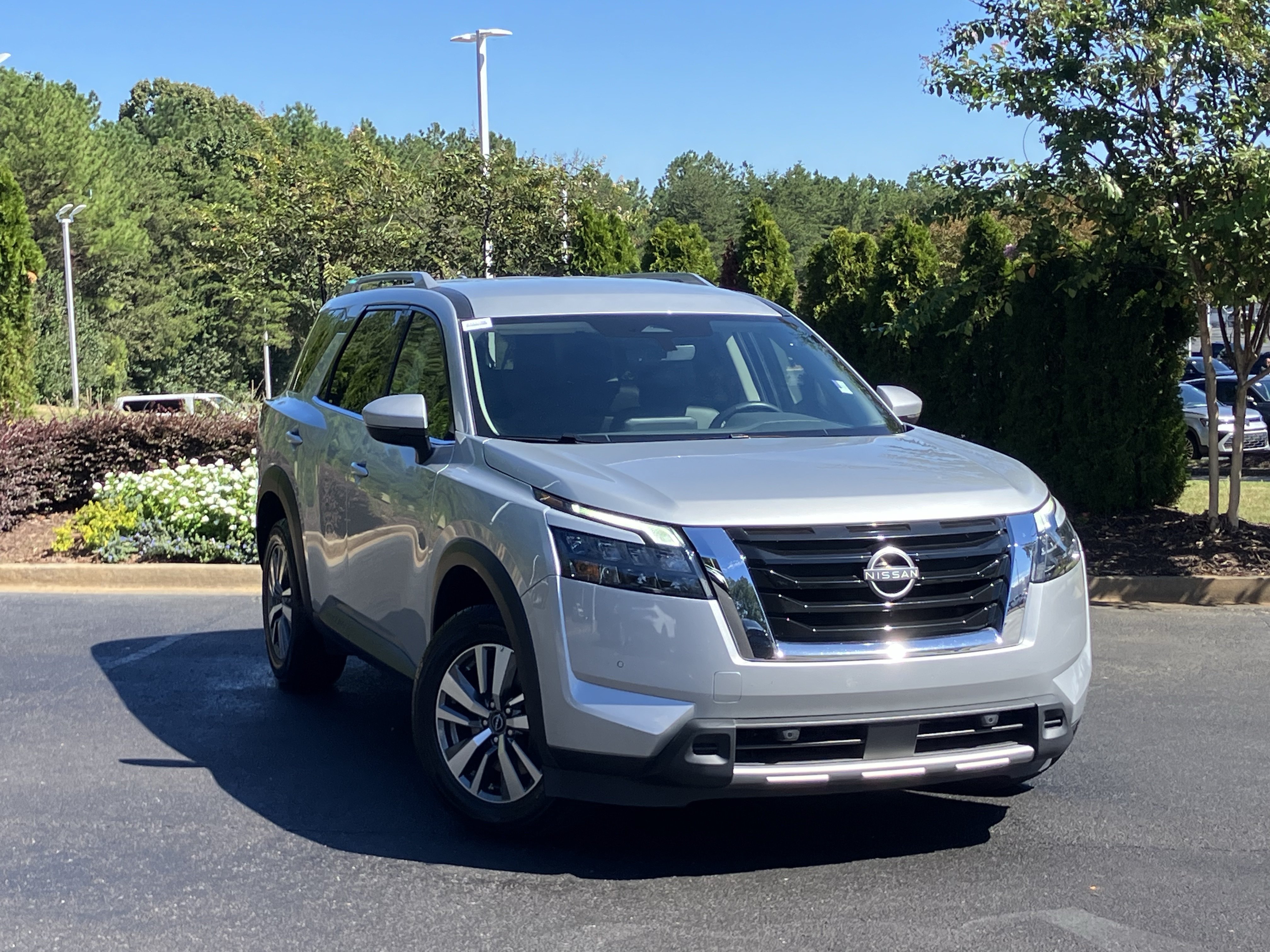 Used 2025 Nissan Pathfinder SL FWD image 2