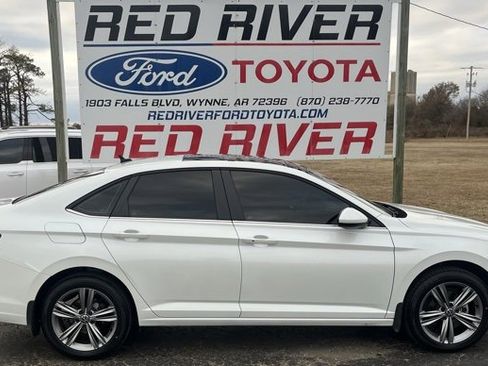 Used 2024 Volkswagen Jetta SE image 1