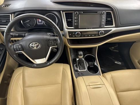Used 2019 Toyota Highlander XLE AWD/4WD image 27