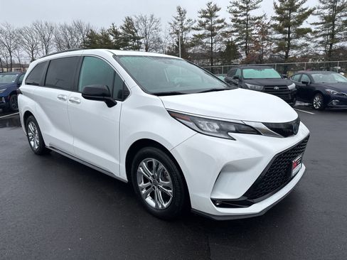 Certified 2023 Toyota Sienna XSE image 3