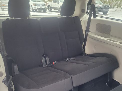 Used 2018 Dodge Grand Caravan SE w/ UConnect Hands-Free Group image 27
