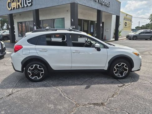 Used 2017 Subaru Crosstrek 2.0i Premium w/ Moonroof Package AWD/4WD image 4