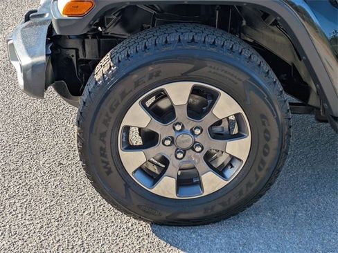 Used 2018 Jeep Wrangler Unlimited Sahara w/ Cold Weather Group image 10