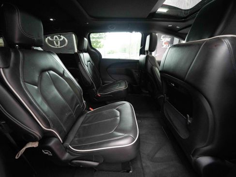 Used 2025 Chrysler Pacifica Limited FWD image 25