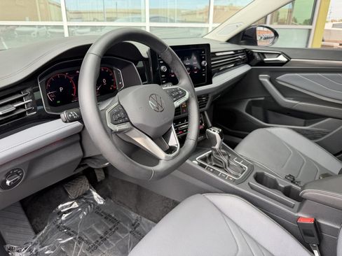 Used 2025 Volkswagen Jetta SEL FWD image 31