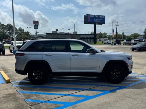 Used 2025 Jeep Grand Cherokee Altitude AWD/4WD image 4