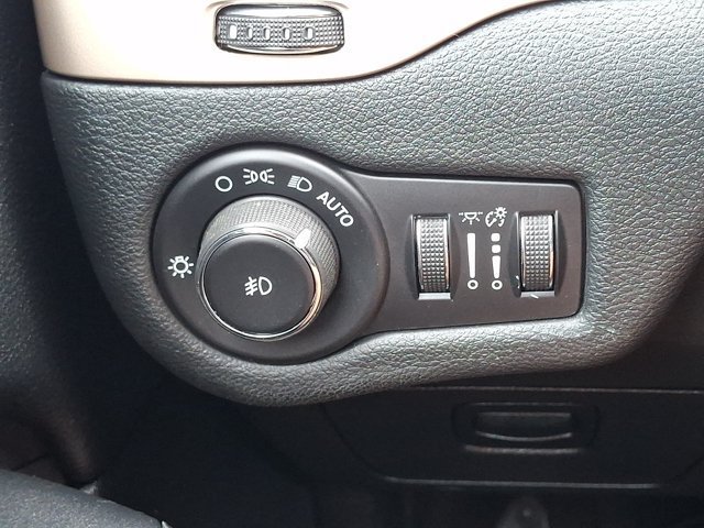Used 2016 Jeep Cherokee Latitude AWD/4WD image 27